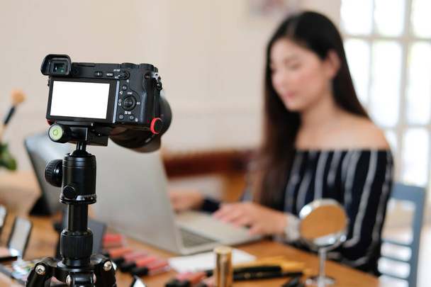 beauty blogger live broadcasting cosmetic makeup tutorial on soc - Foto, Bild