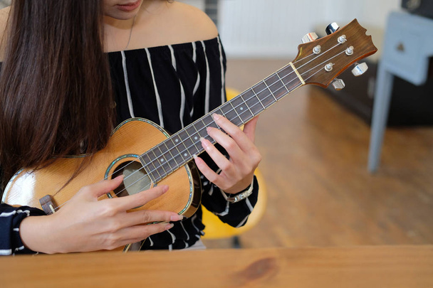 γυναίκα που παίζει κιθάρα. έννοια του ελεύθερου τρόπου ζωής  - Φωτογραφία, εικόνα