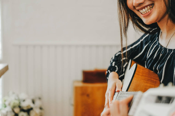 donna che suona la chitarra. concetto di stile di vita
  - Foto, immagini