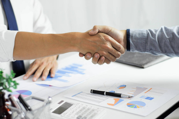 Крупный план бизнес-партнеров пожимающих руки
 - Фото, изображение
