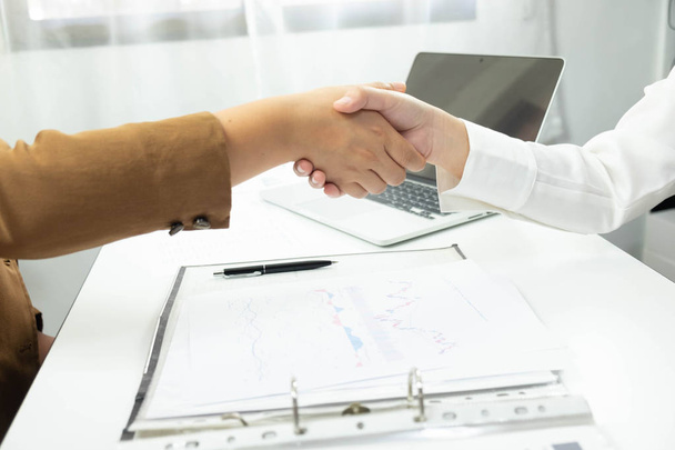 Крупный план бизнес-партнеров пожимающих руки
 - Фото, изображение