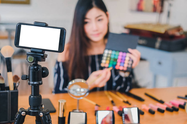 schoonheid blogger Live Broadcasting cosmetische make-up tutorial op Soc - Foto, afbeelding