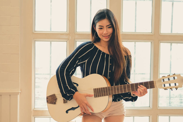 woman playing guitar. leisure lifestyle concept  - Foto, afbeelding