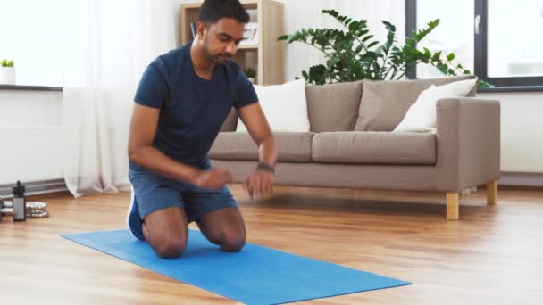 man with fitness tracker doing plank at home - Footage, Video