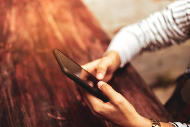 Main de femme utilisant un smartphone ou une tablette pour faire des affaires
. - Photo, image