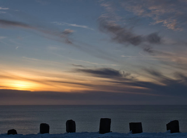Um pôr-do-sol na costa norte da Islândia
 - Foto, Imagem