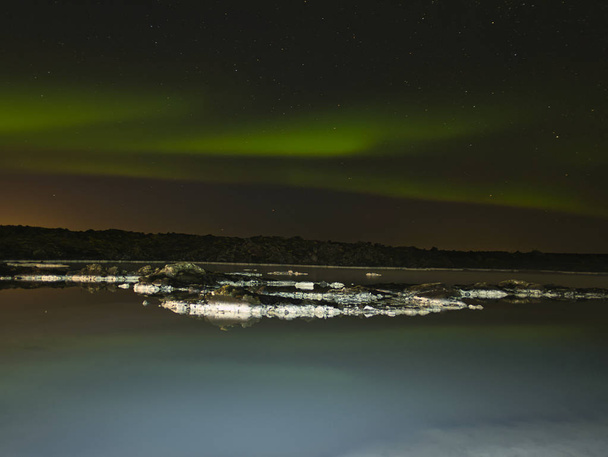 Eau thermale et aurores boréales à Blue Lagoon
 - Photo, image