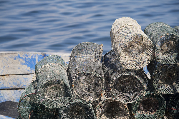 Antecedentes das redes de pesca num porto
 - Foto, Imagem