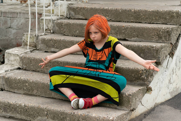 Holčička seděla na schodech v barevných šatech - Fotografie, Obrázek