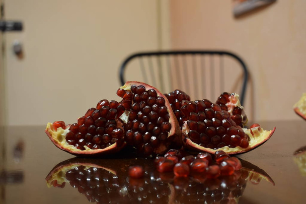 Gedemonteerde vruchten van de granaatappel sluiten - Foto, afbeelding