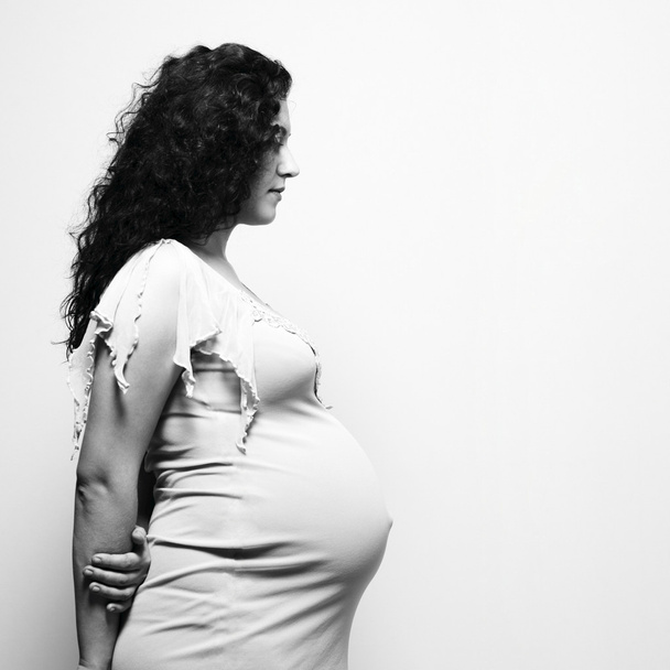 Young pregnant woman - Foto, afbeelding