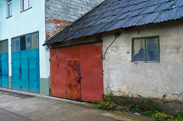 Μεταλλικές πύλες γκαράζ με πόρτες - Φωτογραφία, εικόνα