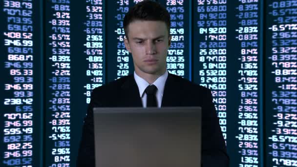Hombre de negocios seguro trabajando en el ordenador portátil, los datos digitales cambian en segundo plano
 - Imágenes, Vídeo