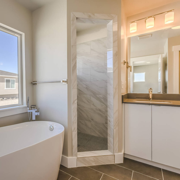 Küvet cam kapı duş ve makyaj alanı ile Kare Banyo iç - Fotoğraf, Görsel