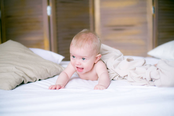 Portrait of a crawling baby on the bed in her room - Фото, зображення