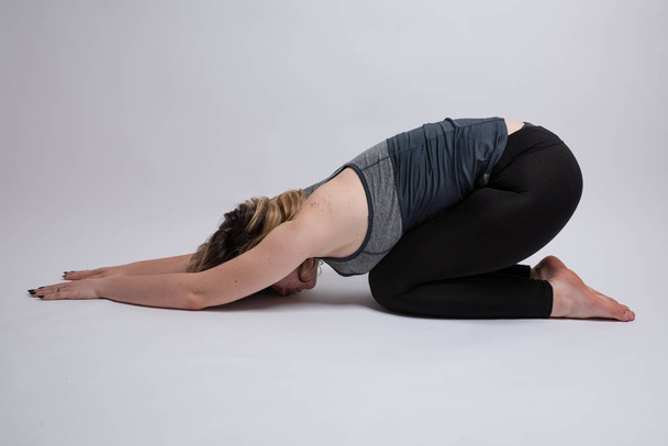 Ardha Kurmasana Media Tortuga pose de yoga realizada por una mujer
 - Foto, imagen