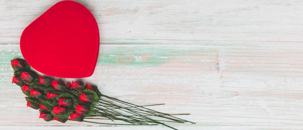 Valentine love coeur boîte pile de rose sur bois
 - Photo, image