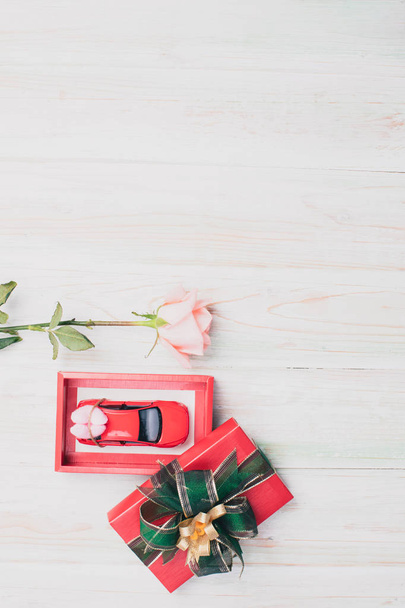 valentine amor corazón regalo rojo juguete coche rosa en madera
 - Foto, Imagen