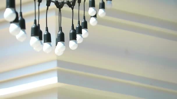 groupe de lumière accrocher sur le fil extérieur pour décorer l'architecture
 - Séquence, vidéo