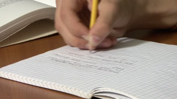 Escola Adolescente escrevendo fórmulas matemáticas
 - Filmagem, Vídeo