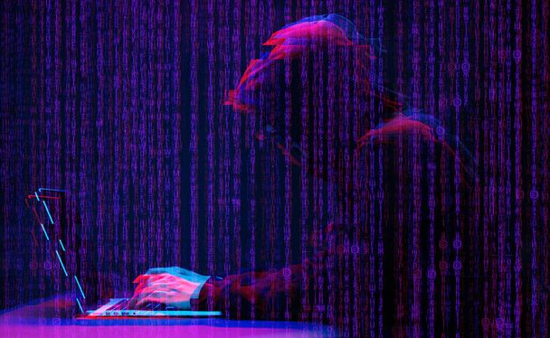 Hacker trabalhando com laptop em quarto escuro com interface digital ao redor. Imagem com efeito de falha
. - Foto, Imagem