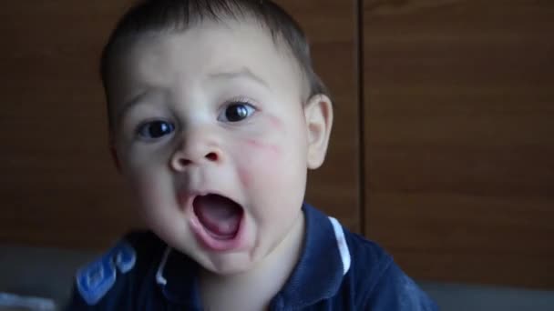 cute 7 miesięcy stary chłopiec robi śmieszne twarze - Materiał filmowy, wideo