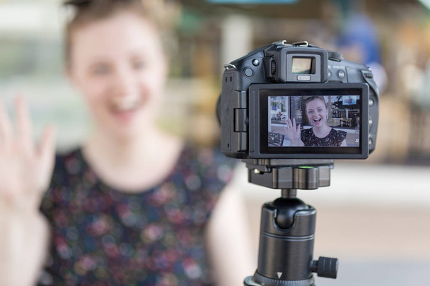 Una joven caucásica haciendo un video blog (vlog) detrás de la cámara
 - Foto, Imagen