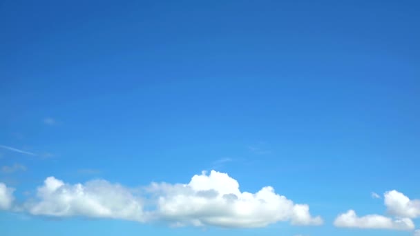 Biała chmura sterty i jasne błękitne niebo i fala porusza się na lato - Materiał filmowy, wideo