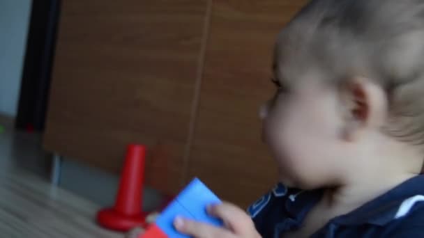 cute 7 maanden oude jongen het maken van grappige gezichten - Video