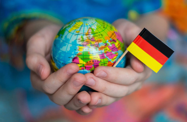 世界の国々の領土と偉大なドイツの旗、ドイツの領土とブルーグローブ - 写真・画像