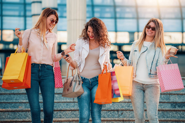 Młodych, atrakcyjnych dziewcząt z torby na zakupy w mieście - Zdjęcie, obraz