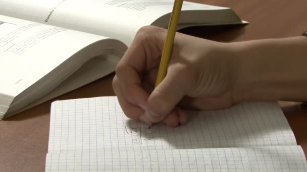 Escola Adolescente escrevendo fórmulas matemáticas
 - Filmagem, Vídeo
