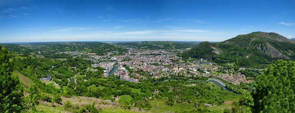 Panorama miasta Lourdes, słynie z pielgrzymki - Zdjęcie, obraz