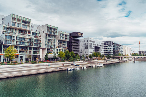 Lyon, Francie-10. května 2019. Moderní obytné domy na nábřeží Antoine Riboud v Lyonu ve Francii - Fotografie, Obrázek