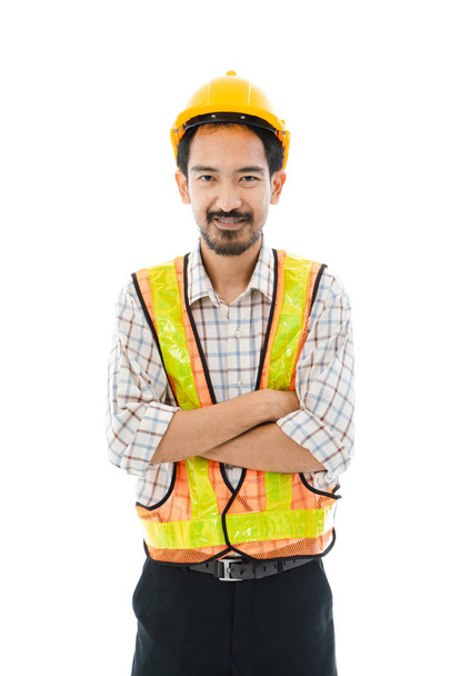 Homem engenheiro cruz braço capacete laranja e colete
 - Foto, Imagem