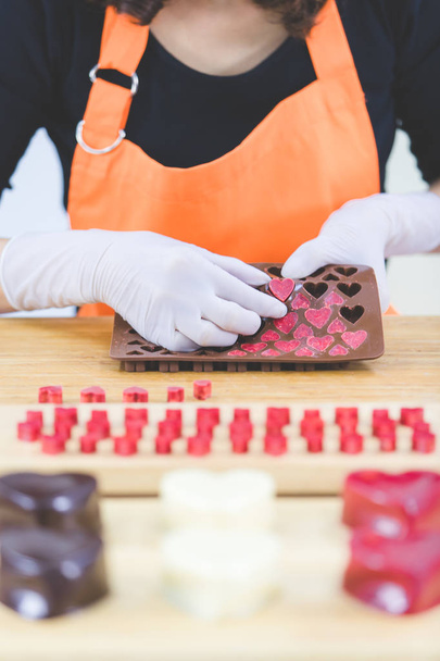 Mujer haciendo chocolate
 - Foto, Imagen