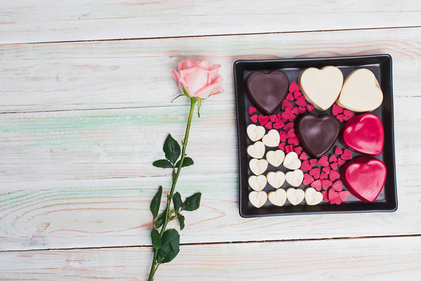 Walentynki miłość serce prezent pudełko czekolada róża drewno - Zdjęcie, obraz