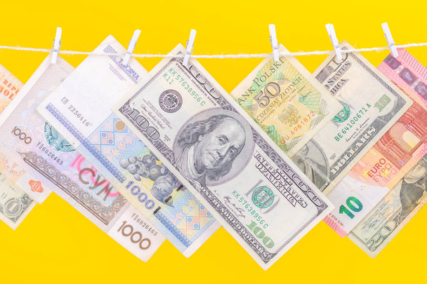 dolarové bankovky visící na laně s dřevěnými klotemi - Fotografie, Obrázek