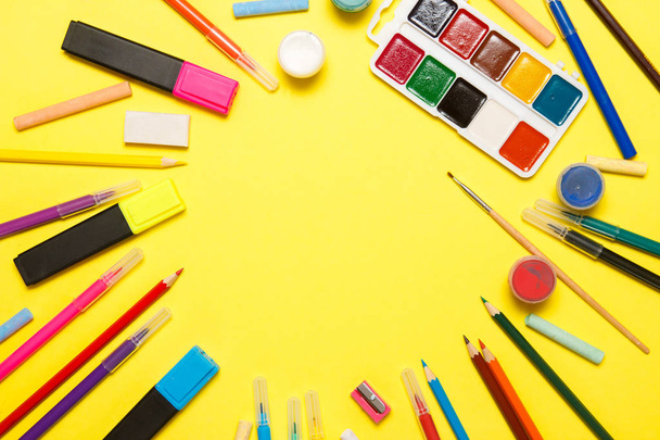 Εκπαίδευση και επιστροφή στη σχολική ιδέα. Σχολικές προμήθειες για την ζωγραφική σε κίτρινο φόντο. Κορυφαία θέα, επίπεδη. - Φωτογραφία, εικόνα