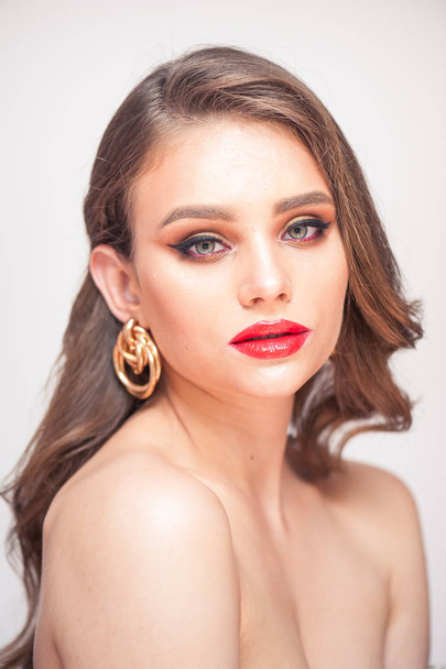 Beauty Makeup. Woman With Beautiful Face And Pink Lips. Close Up Of Beautiful Young Elegant Female Model With Glamorous Sexy Makeup, Soft Smooth Skin And Plump Full Pink Lips.  - Foto, afbeelding