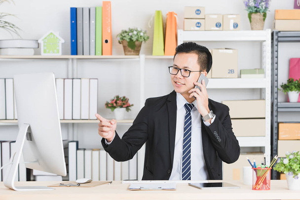 Azjatycki biznesmen w biurze - Zdjęcie, obraz