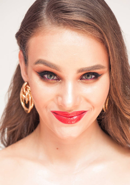 Beauty Makeup. Woman With Beautiful Face And Pink Lips. Close Up Of Beautiful Young Elegant Female Model With Glamorous Sexy Makeup, Soft Smooth Skin And Plump Full Pink Lips.  - Zdjęcie, obraz