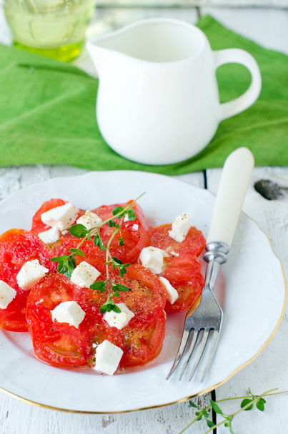 Свіжий салат з чорних помідорів і сиру
 - Фото, зображення