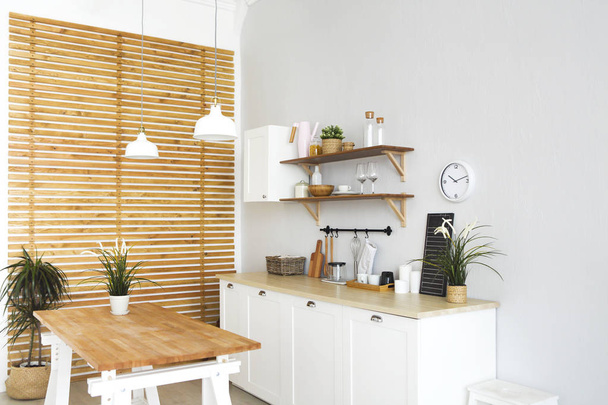 Belseje üres modern fehér konyha különböző tárgyak  - Fotó, kép