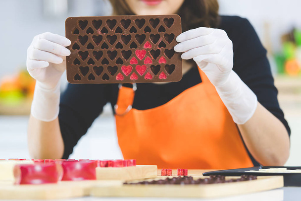 Frau macht Schokolade - Foto, Bild