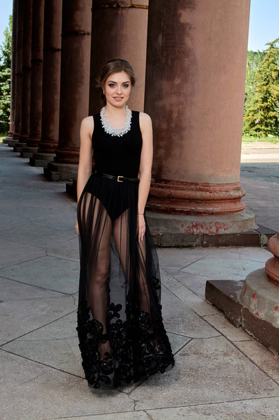 junge Frau trägt ein sexy transparentes schwarzes Kleid. junge Frau modernes Porträt. - Foto, Bild