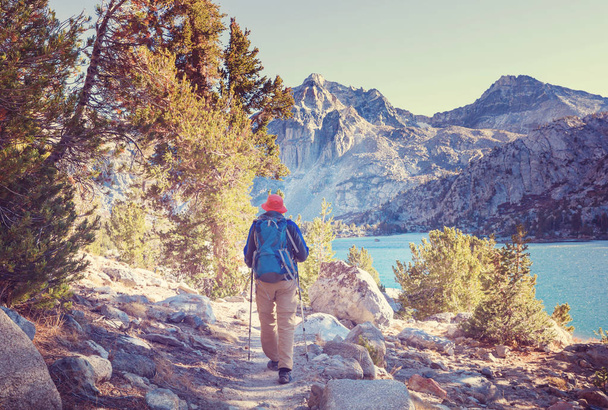 Mann mit Wanderausrüstung in den Bergen der Sierra Nevada, Kalifornien, USA - Foto, Bild