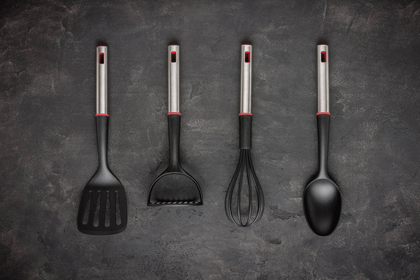 Modern fekete műanyag konyhai eszközök a Dark háttér - Fotó, kép