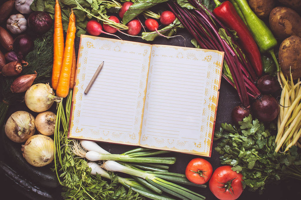Pusty przepis pusty Cook Book makieta ze świeżych warzyw. Wegańskie surowe jedzenie. Koncepcja zdrowego odżywiania z kopią przestrzeni. - Zdjęcie, obraz