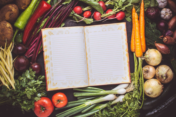 ベジタリアン生の食品のレシピ。新鮮な野菜と空の空のクックブックモックアップ。コピースペースを用いて健康的な食事コンセプト. - 写真・画像